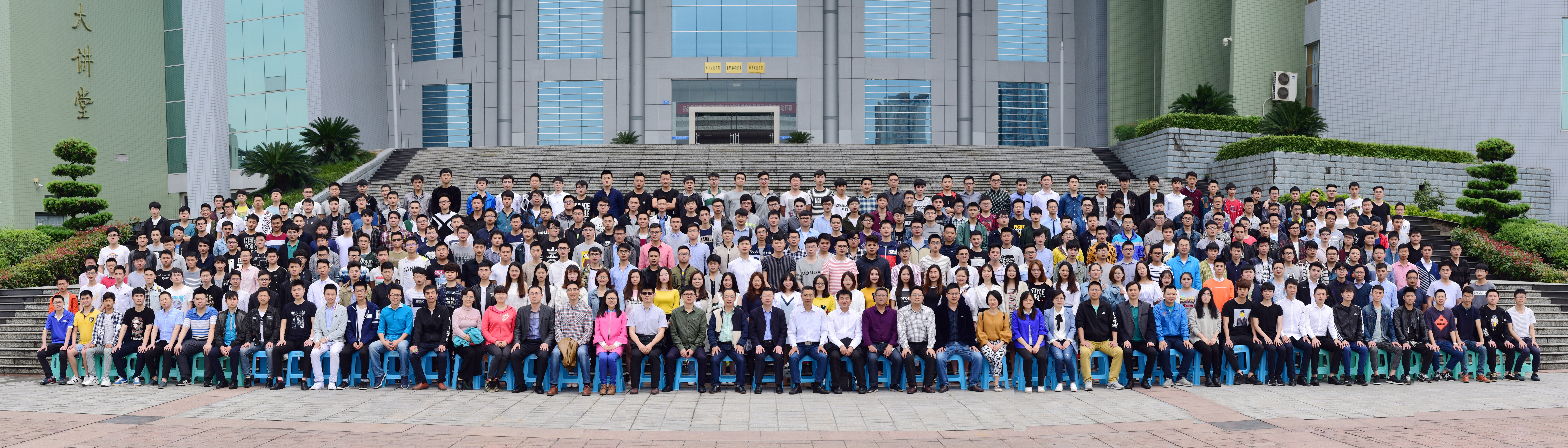 10yl34511线路中心2017届机电工程学院年级毕业合影.jpg